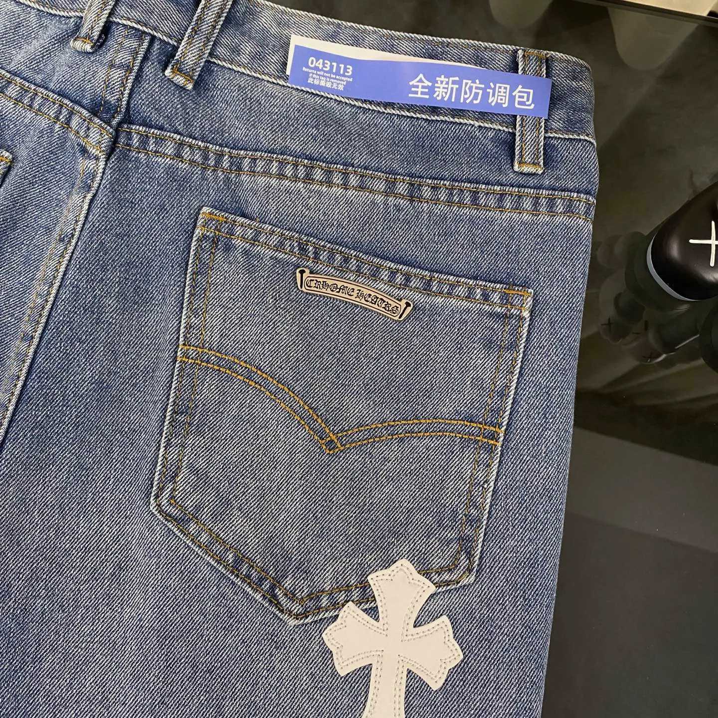 P240 chrome hearts 2025 classic white cross patchwork leather jeans vi Top heavy industry fashionable design] Consistent high street luxury style creation. Speaking of this style, the Zangyin family and GU family are definitely the leading representative brands. Especially the Zangyin family has really achieved a state-of-the-art effect in creating high street style. The unique washed material is used to create this style. The color system is quite eye-catching. After it is decorated with patchwork cross flowers, it cleverly highlights the charm of the brand. Secondly, this style uses classic The classic high-waist cutting design highlights the long legs and fashionable temperament of the upper body. The brand is highly recognizable and the slim fit configuration is more suitable for daily wear. It is a product that interprets personality, fashion, and specifications at a glance. This single product is enough to make any fan excited. It can be a white T-shirt for youthful preppy style, or a tight suspender for lady style. It has strong matching ability and can be easily controlled by men.  [Materials and craftsmanship] Needless to say, this point goes without saying. As an excellent craftsman brand, Zangyin’s requirements for details and craftsmanship are really perfect. The washed color of this model has gone through so many processes, not to mention the embellishment of denim appliques. It is also purely hand-made and sewn. Just like what they believe in, only hand-made things have soul and have the meaning of wear. A top-notch heavy-duty fashionable denim item, I look forward to your perfect interpretation! !  Size:28-36